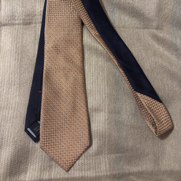 Tommy Hilfiger Men's Tie in a navy blue and gold geometric or micro-dot pattern - Picture 3 of 3